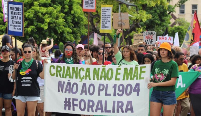 “Criança não é mãe! Estuprador não é pai!”